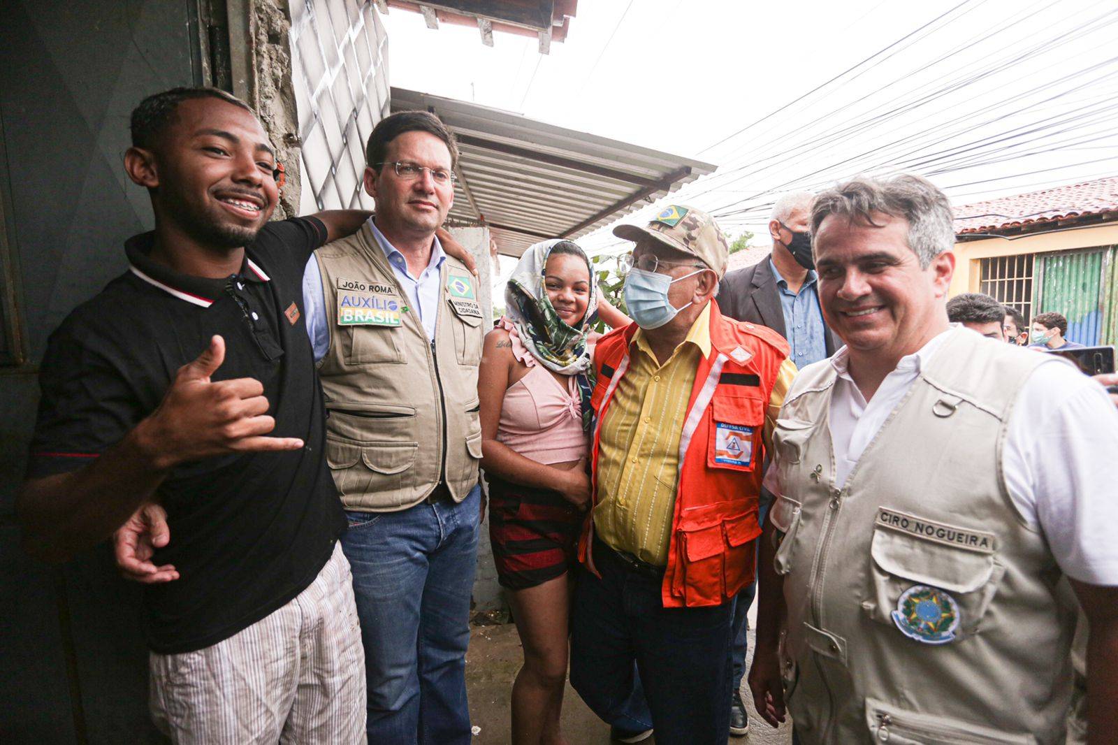 Minsitros e prefeito fazem pose ao lado de morador de Teresina